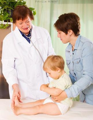 Untersuchung_Kleinkind_Aerztin_Fotolia_65744372_M.jpg